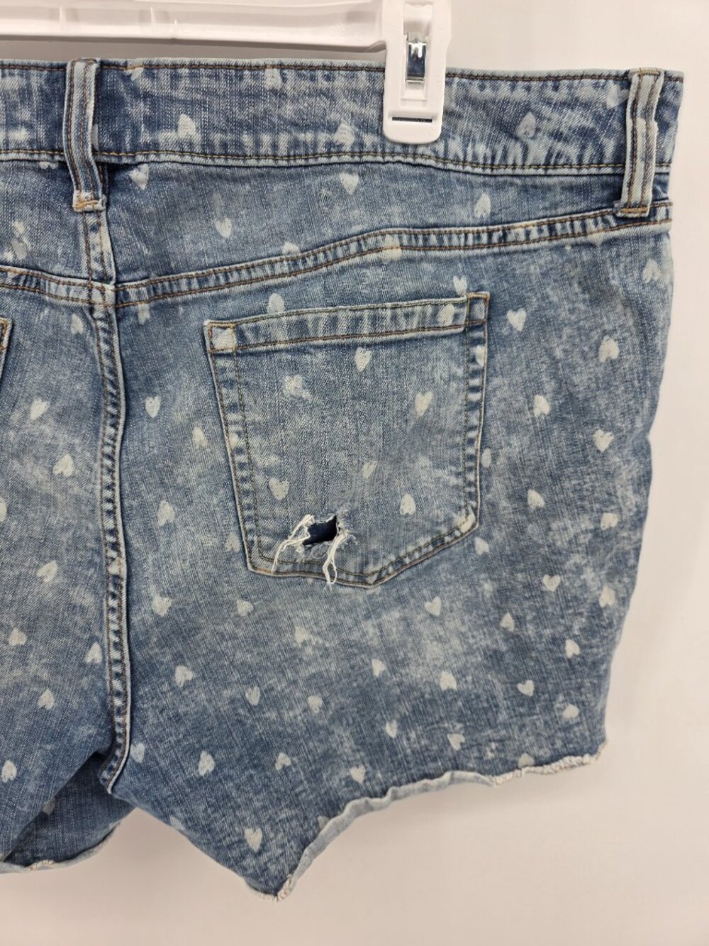 Torrid Light Wash Heart Print Distressed Denim Shorts – Size 20 - Picture 6 of 8